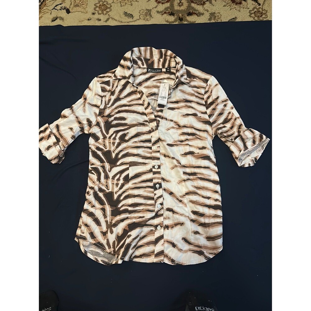 New York and Company animal print long sleeve shirt xs